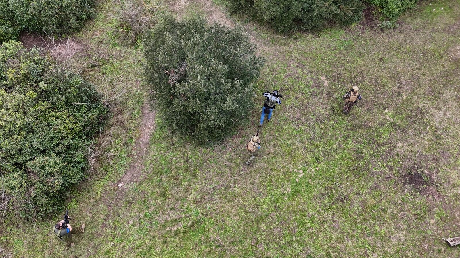 Joueurs dans la végétation dense